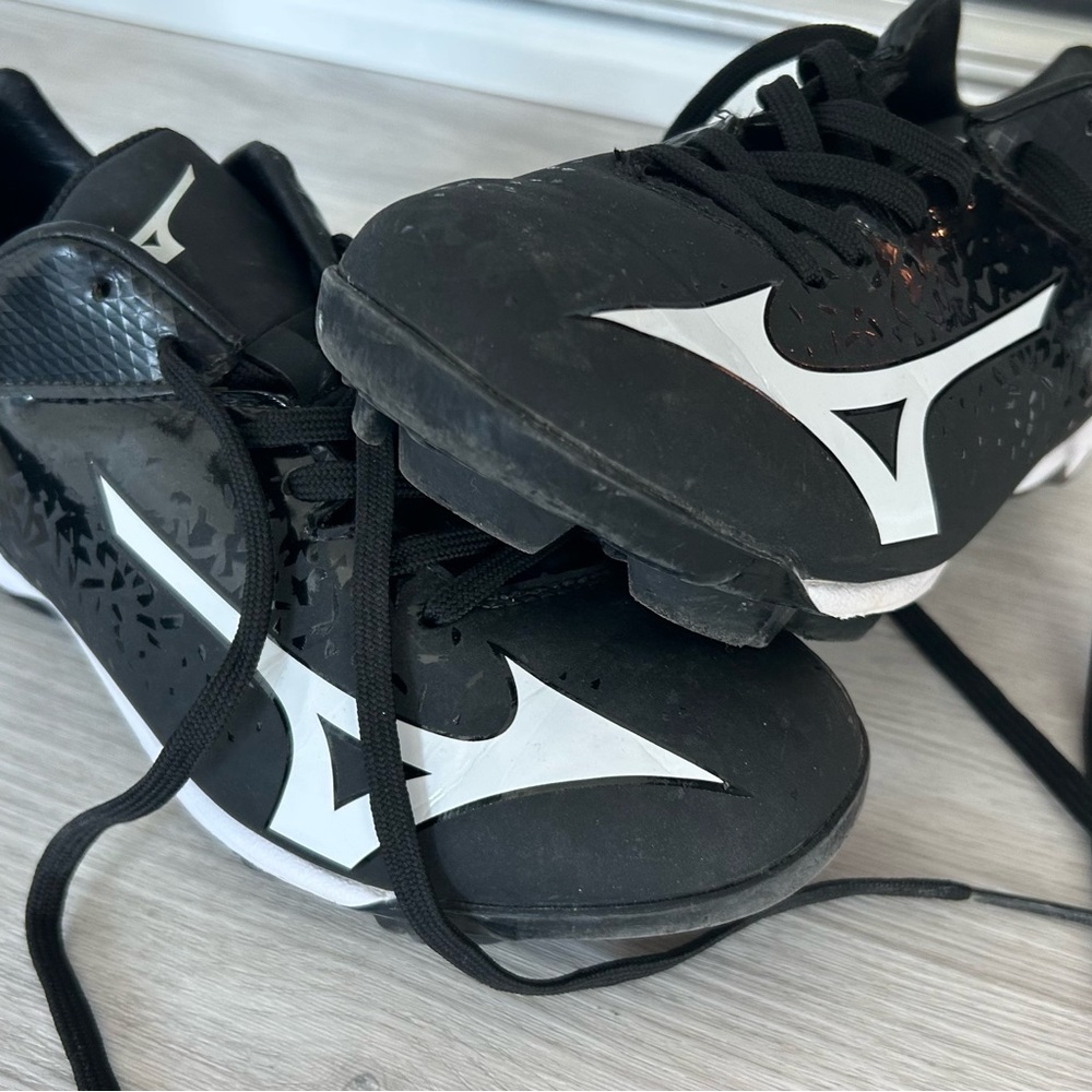 Mizuno Women Black and White Athletic Cleats